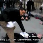 Un faf arrache les tracts des manifestants